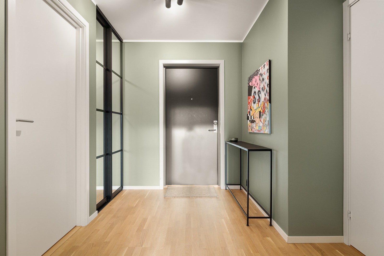 Romslig entrè med moderne skyvedørsgarderobe med speil Galleribilde