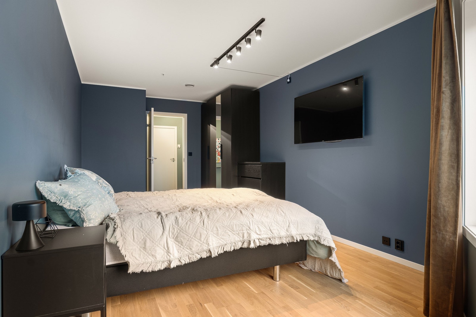 God plass til garderobeskap Galleribilde