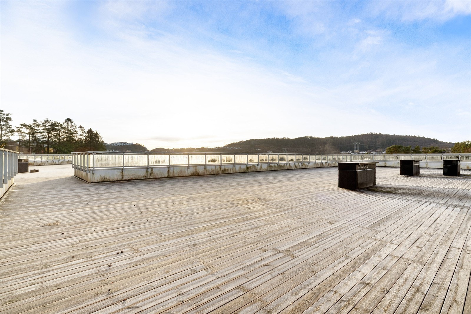 Stor felles solrik takterrasse med panoramautsikt over hele nærområdet Galleribilde