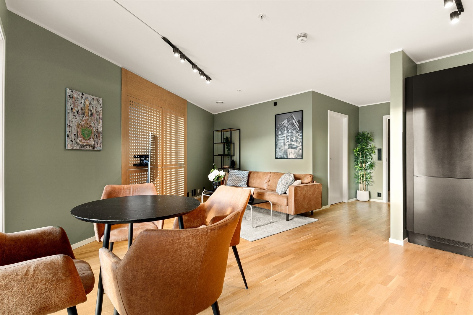 Vannboren varme i gulvene i hele leiligheten. Sameiet er tilknyttet fjernvarme og oppvarming/forbruk varmtvann dekkes av felleskostnadene Galleribilde