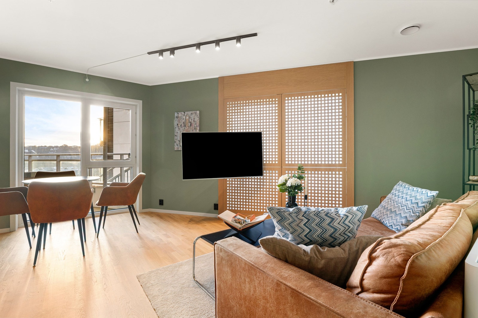 Praktisk og dekorativ plate foran vindu hvor feste til tv er montert Galleribilde