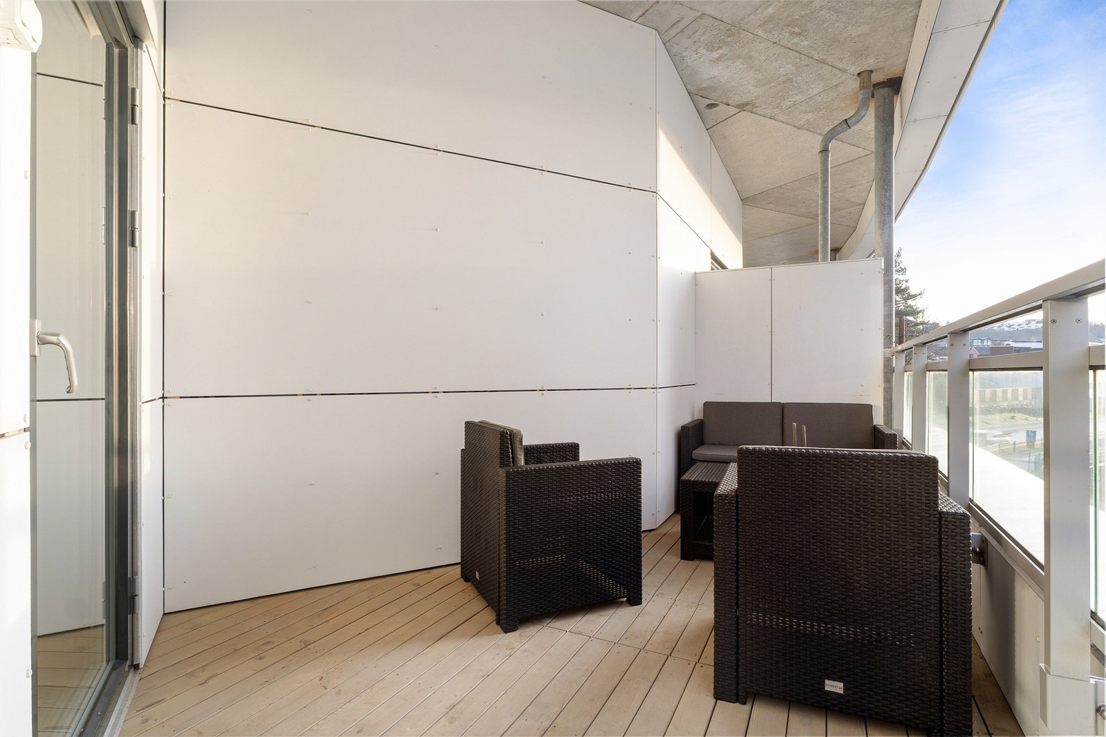 Praktisk med overbygget tak og rekkverk med glass Galleribilde