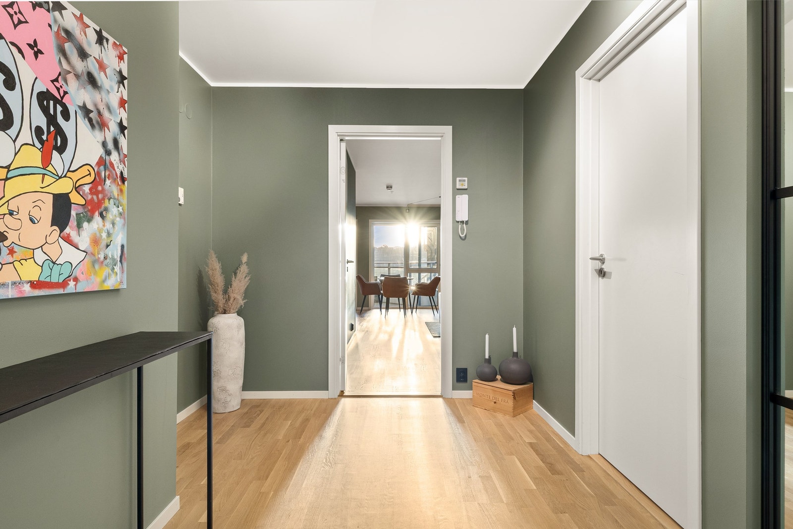 Gjennomgående parkett på gulvene i hele leiligheten med unntak av bad Galleribilde