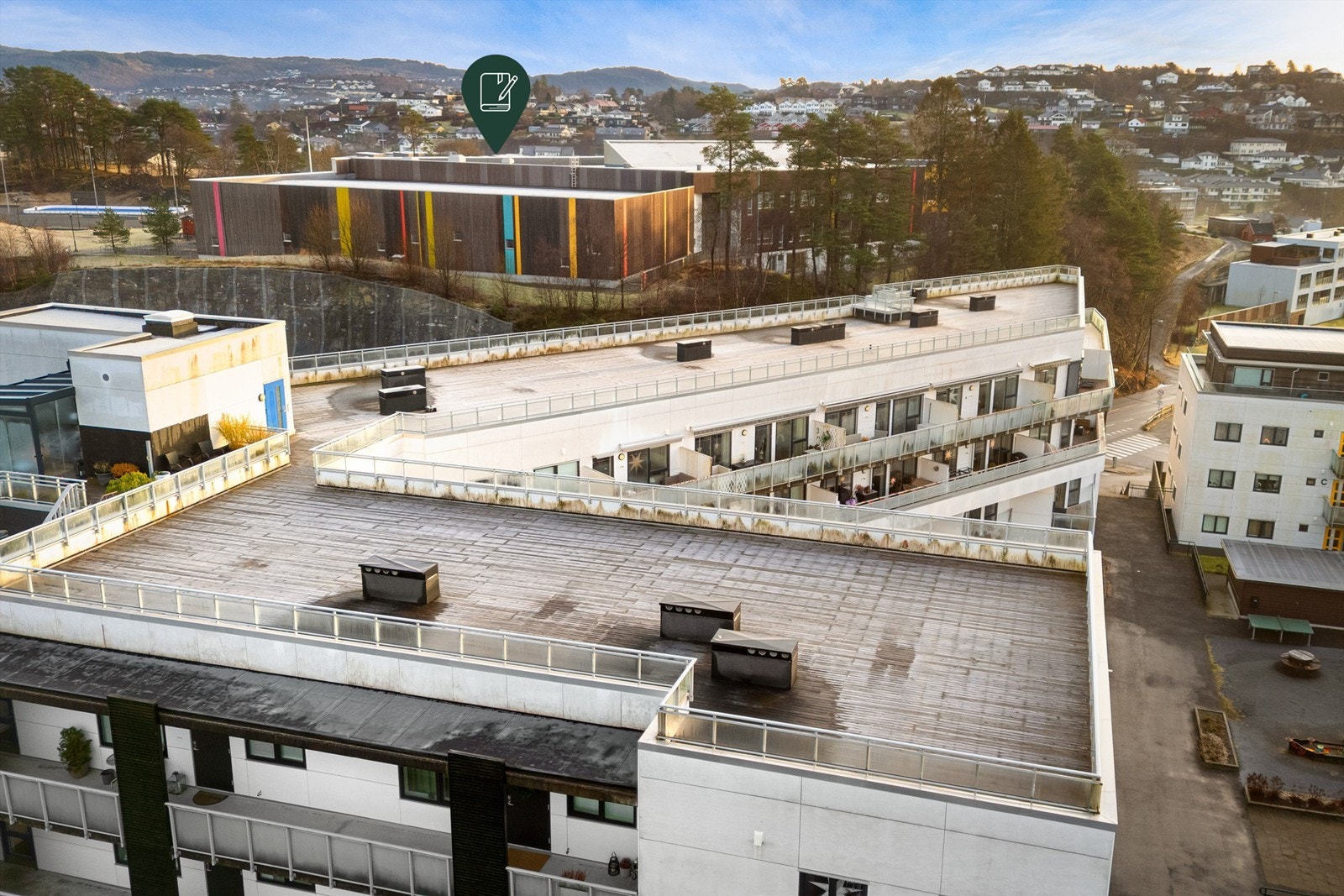 Området er rolig og barnevennlig, med kort avstand til dagligvarebutikker, skoler, barnehager og idrettsanlegg. Nye Søreide barneskole som du ser på bildet, ligger like over veien Galleribilde