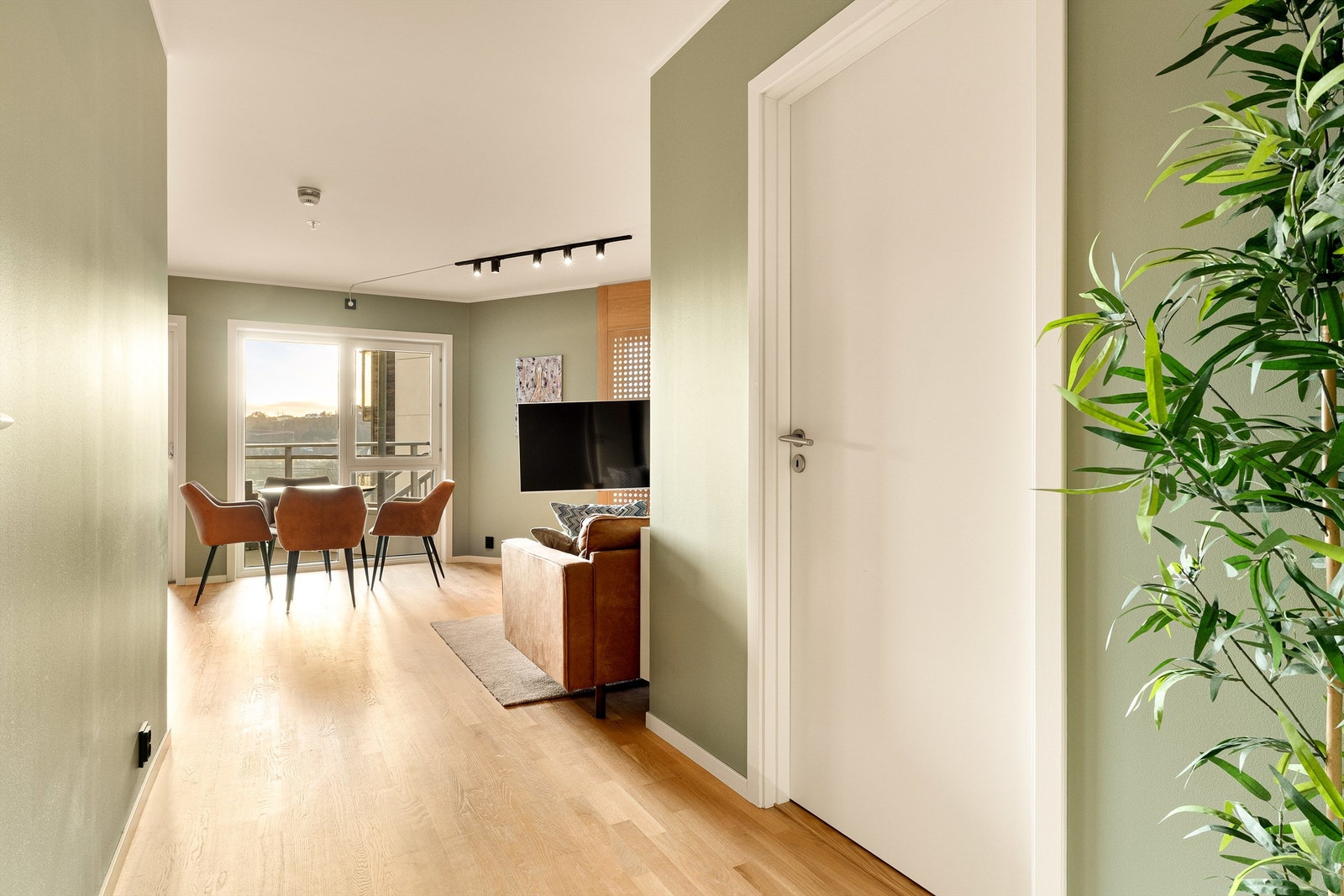 Fine detaljer som svarte stikkontakter og lysskinne i tak Galleribilde