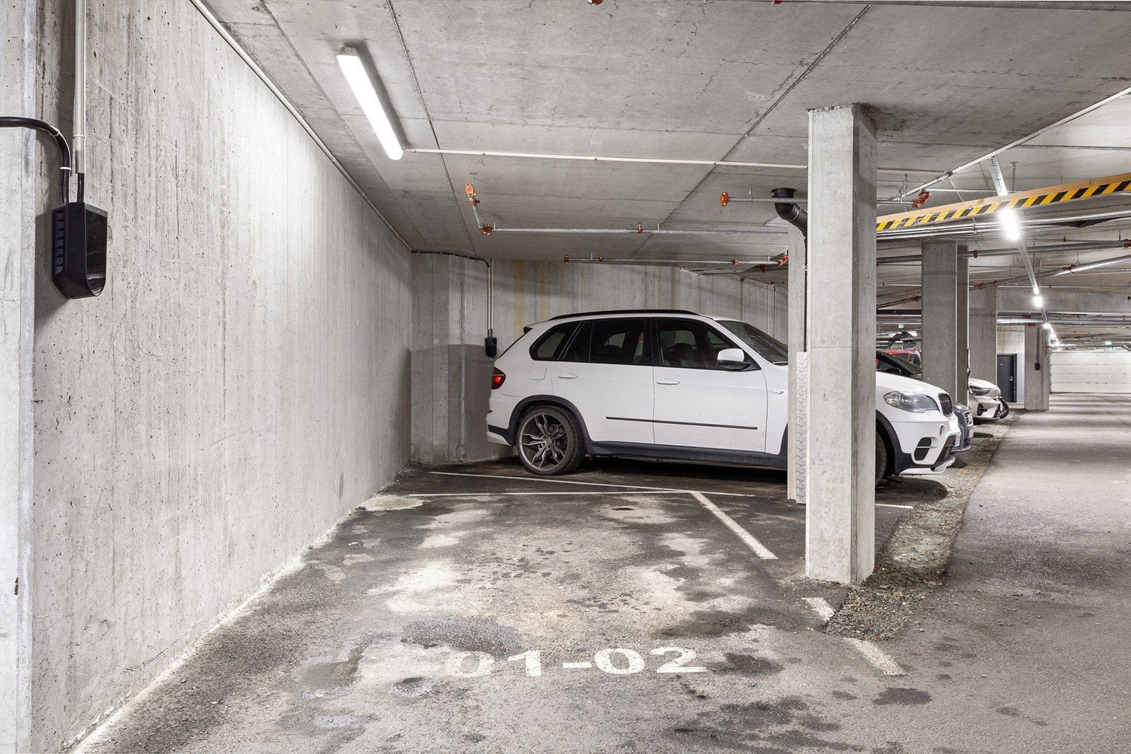 God parkeringsplass på enden i temperert garasje hvor det er montert ladeboks som er klar for montering Galleribilde