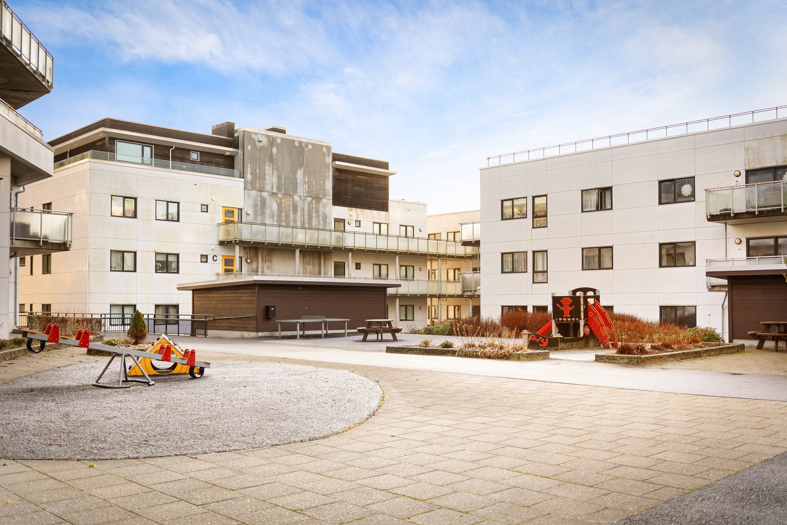 Sameiet er pent opparbeidet med felles atrium og lekeplass som er på plan med 1. etg Galleribilde