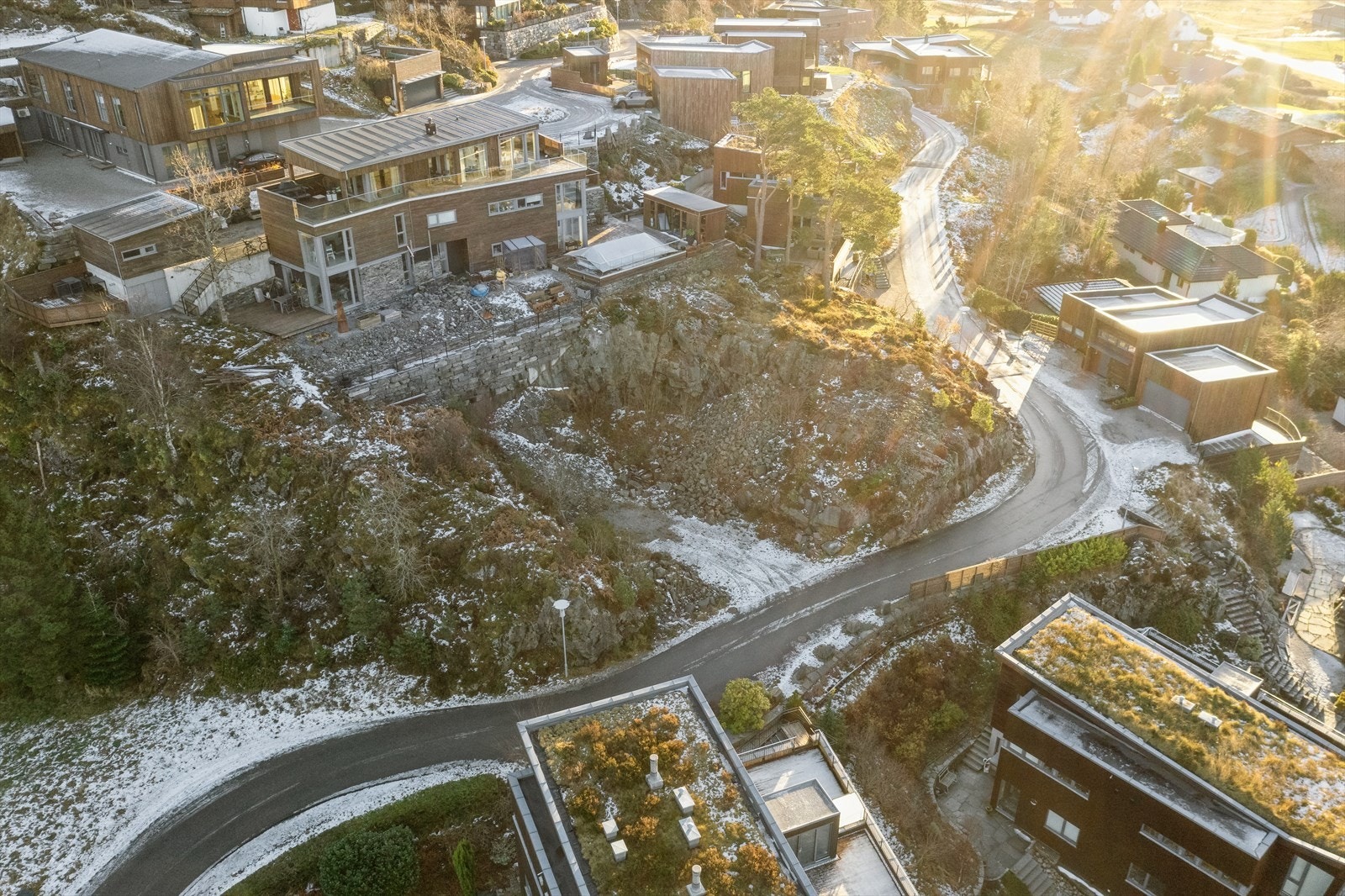 Opparbeiding av tomten er påbegynt, i samsvar med tegninger av boligen som tidligere har vært omsøkt og godkjent. Vann- og avløpsledninger er fremført til tomten, og tilkoblingsgebyr er betalt. Galleribilde