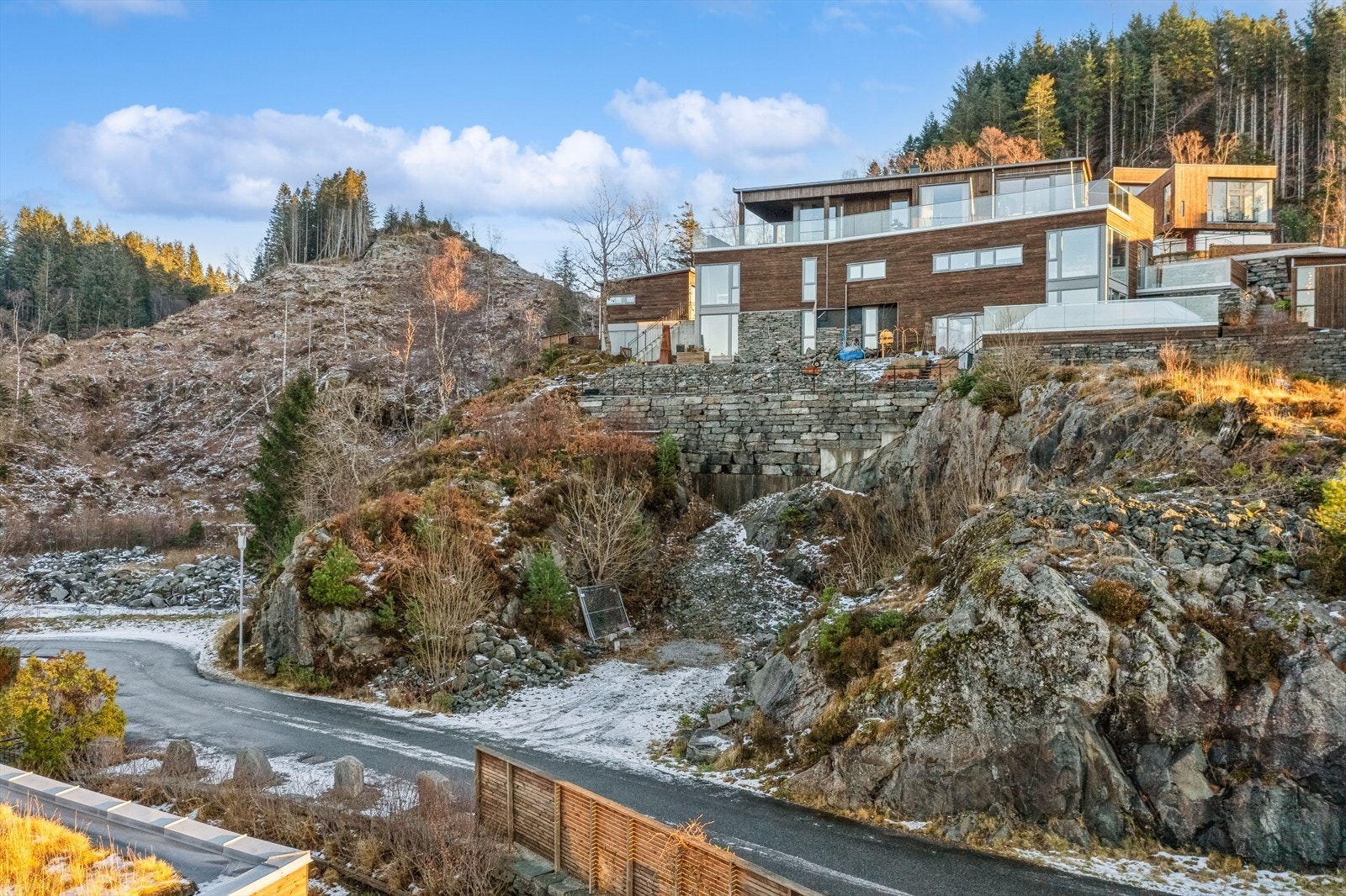 Området består av eksisterende boligbebyggelse med prisbelønnet arkitektur tilpasset terrenget. Galleribilde