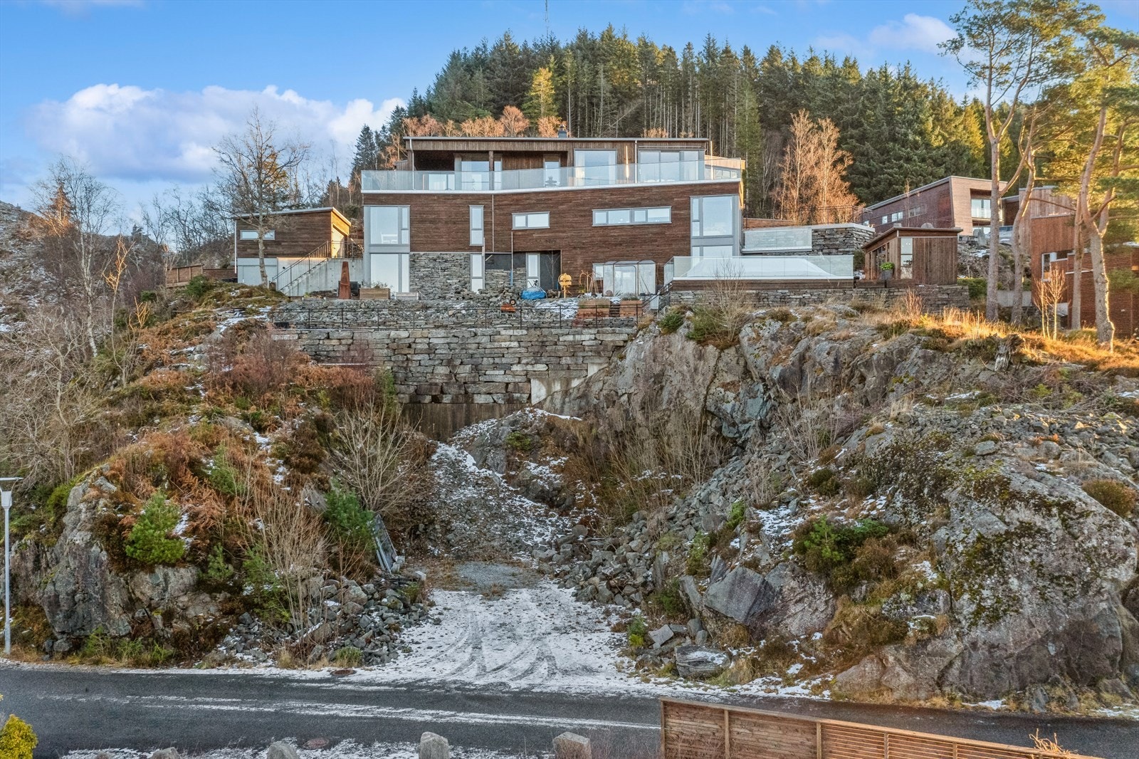 Torvvegen 26 ligger sørvest-vendt med meget gode solforhold og flott utsikt over landskapet og sjøveien inn mot Bergen. Galleribilde