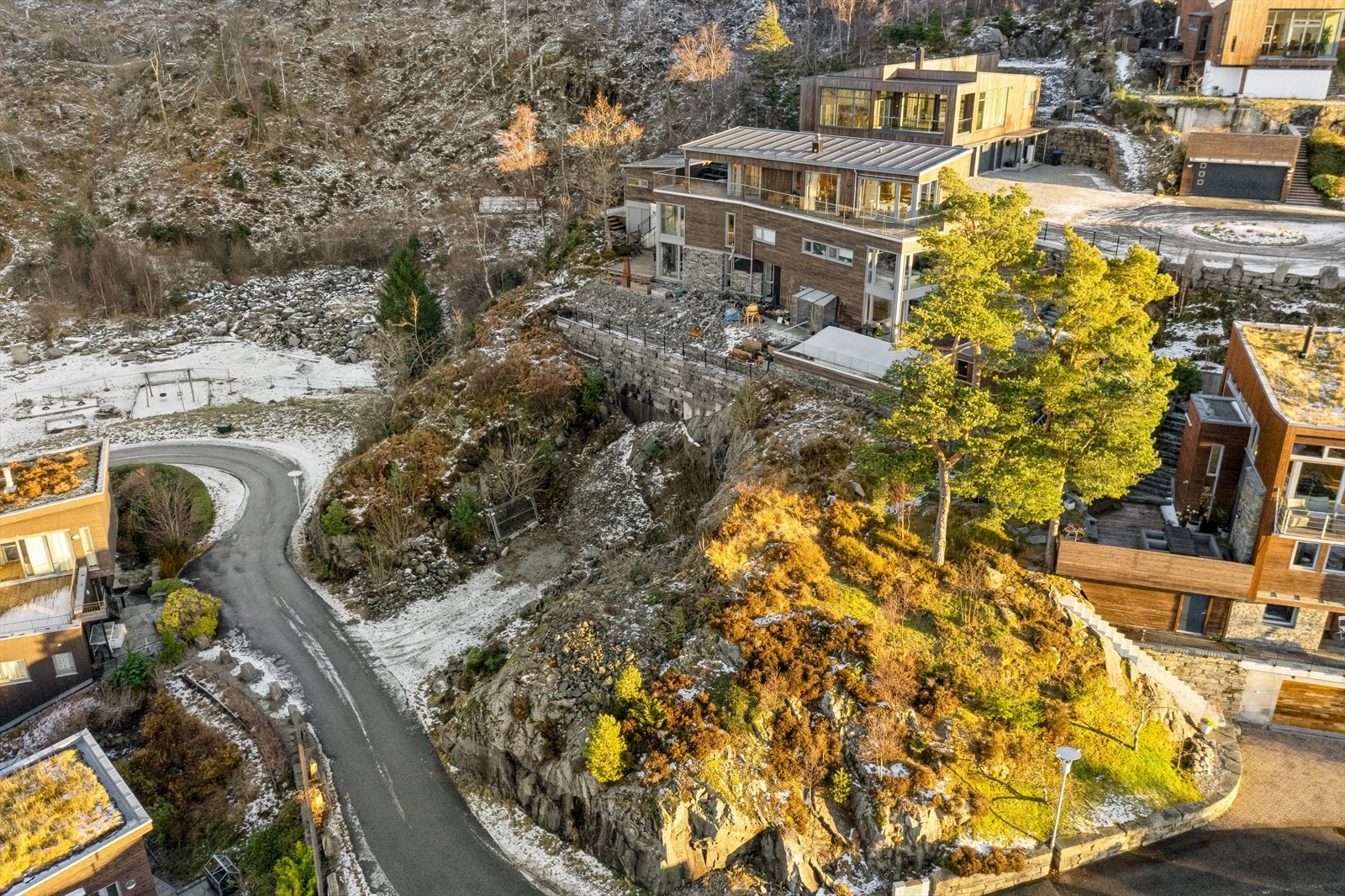 Opprinnelig godkjent enebolig tegnet til tomten hadde 3 boligetasjer i tillegg til garasje. Galleribilde