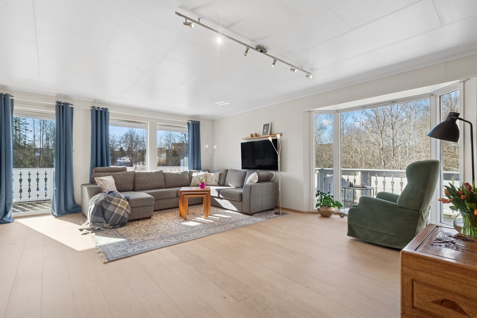 En stor stueavdeling og en praktisk spisestue ligger i boligens hovedplan med god møbleringsfrihet. Galleribilde