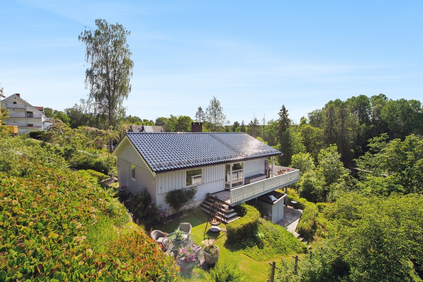 Boligen strekker seg over to plan og har solfylte uteområder med rikelig boltreplass for både store og små. Galleribilde
