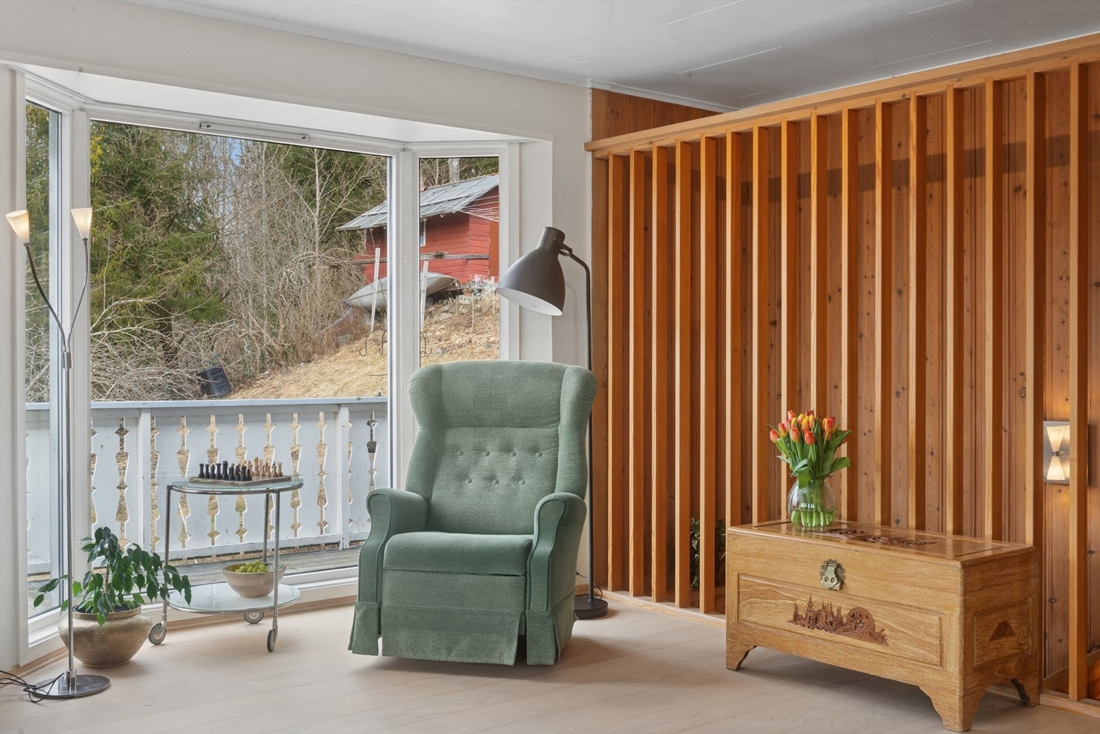 De store vindusflatene slipper inn rikelig med naturlig lys, noe som skaper en luftig og behagelig romfølelse. Galleribilde