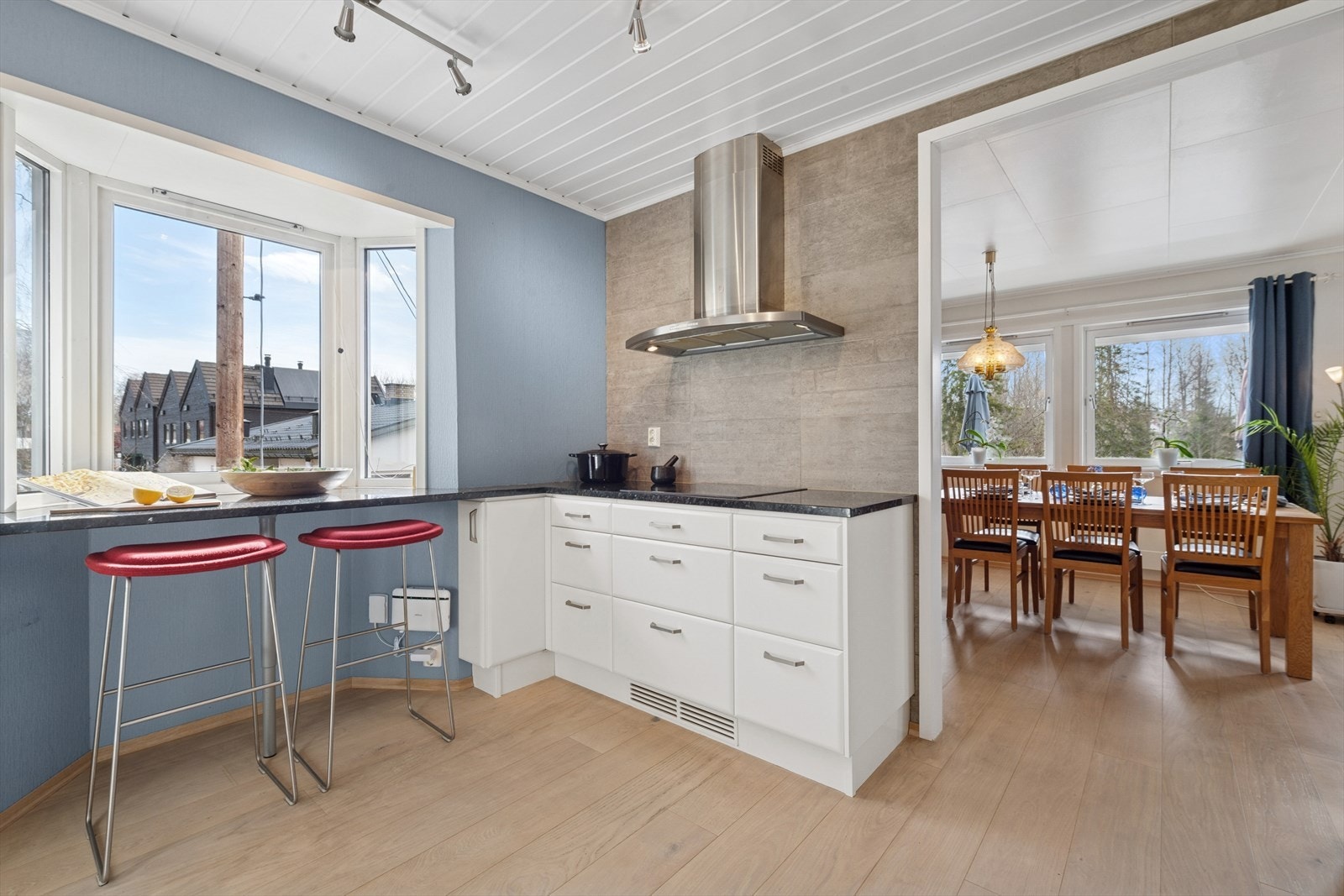 Kjøkkenet ligger adskilt i eget rom og har rikelig med lagringsplass i skap og skuffer, samt god benkeplass. Galleribilde