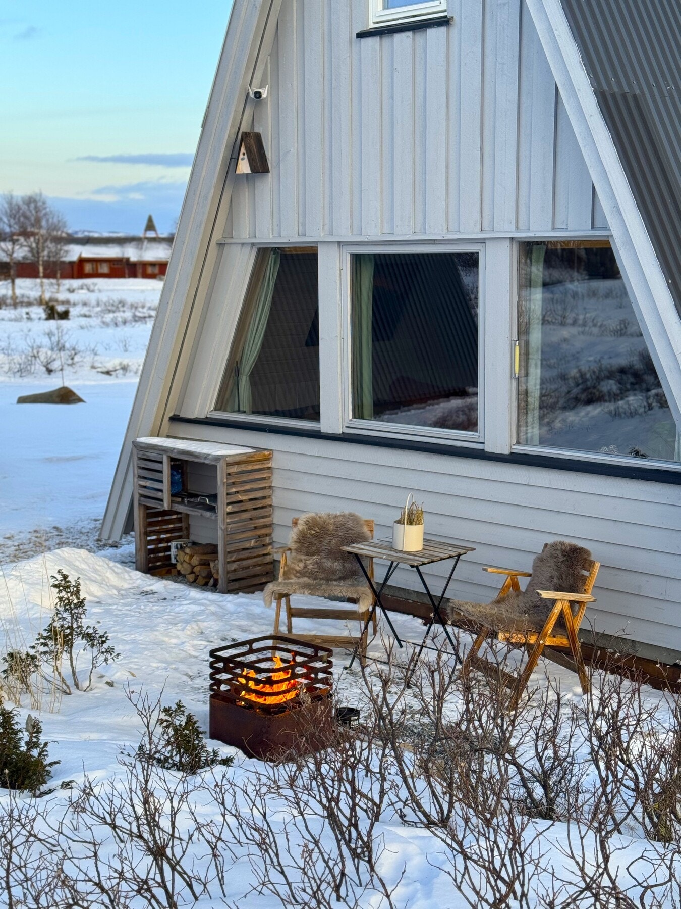 På baksiden av hytta er det laget til en flott uteplass. Galleribilde