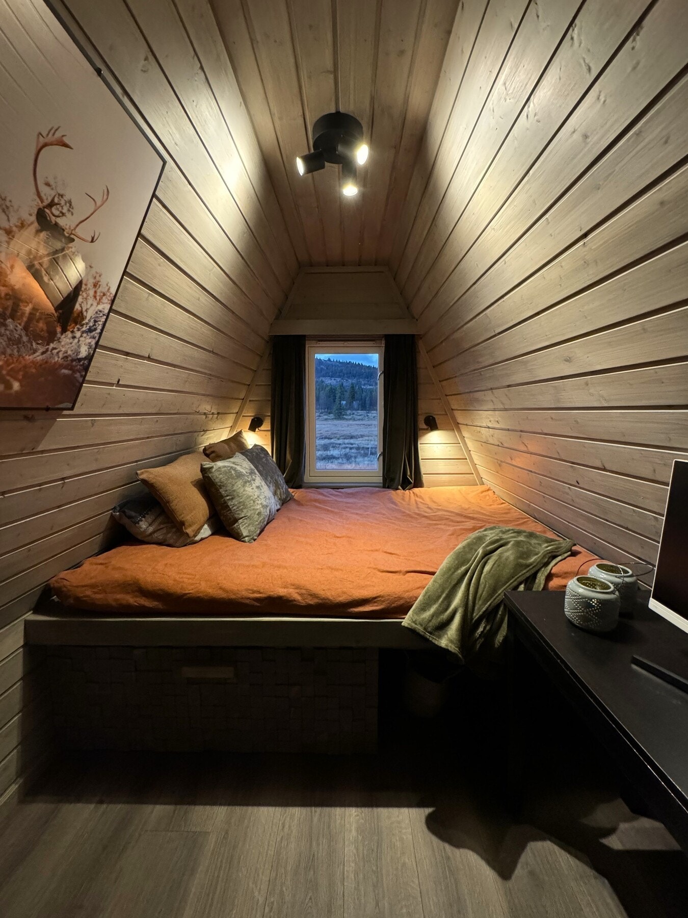 Soverom 1 med plassbygd dobbeltseng. Galleribilde