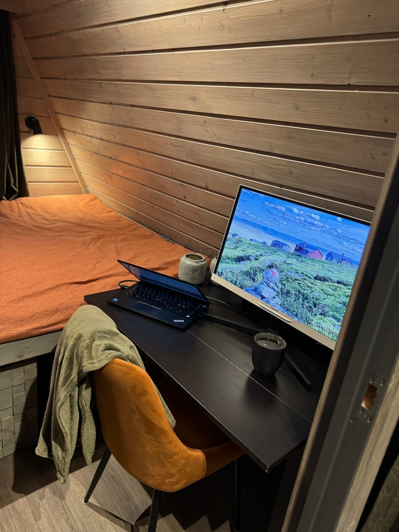 Her er det også plass til en pult for den som liker hyttekontor! Galleribilde