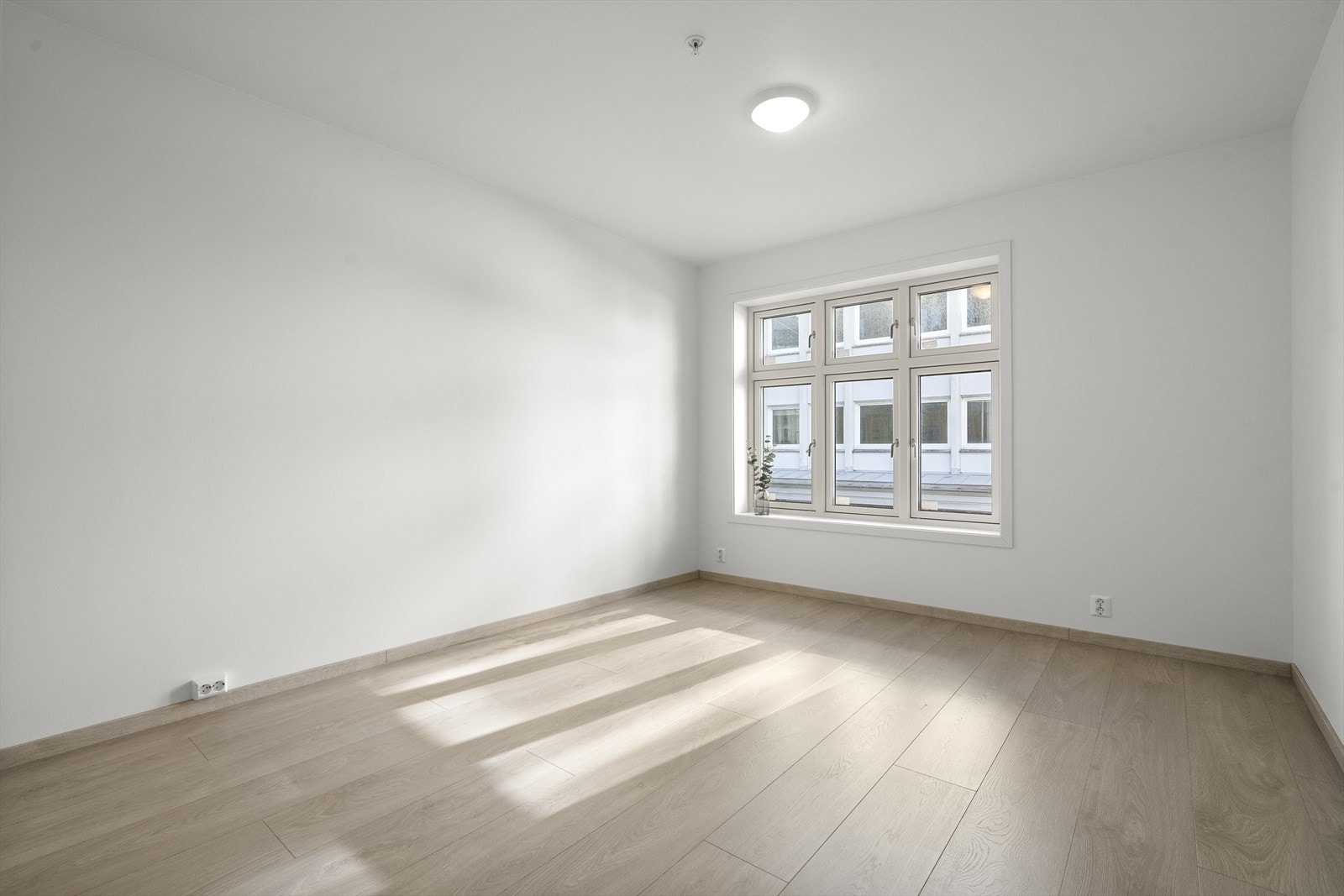 Hovedsoverom (Det er i tillegg ein liten krok på rommet som man kan sette inn garederobeskap eller kommode) Galleribilde