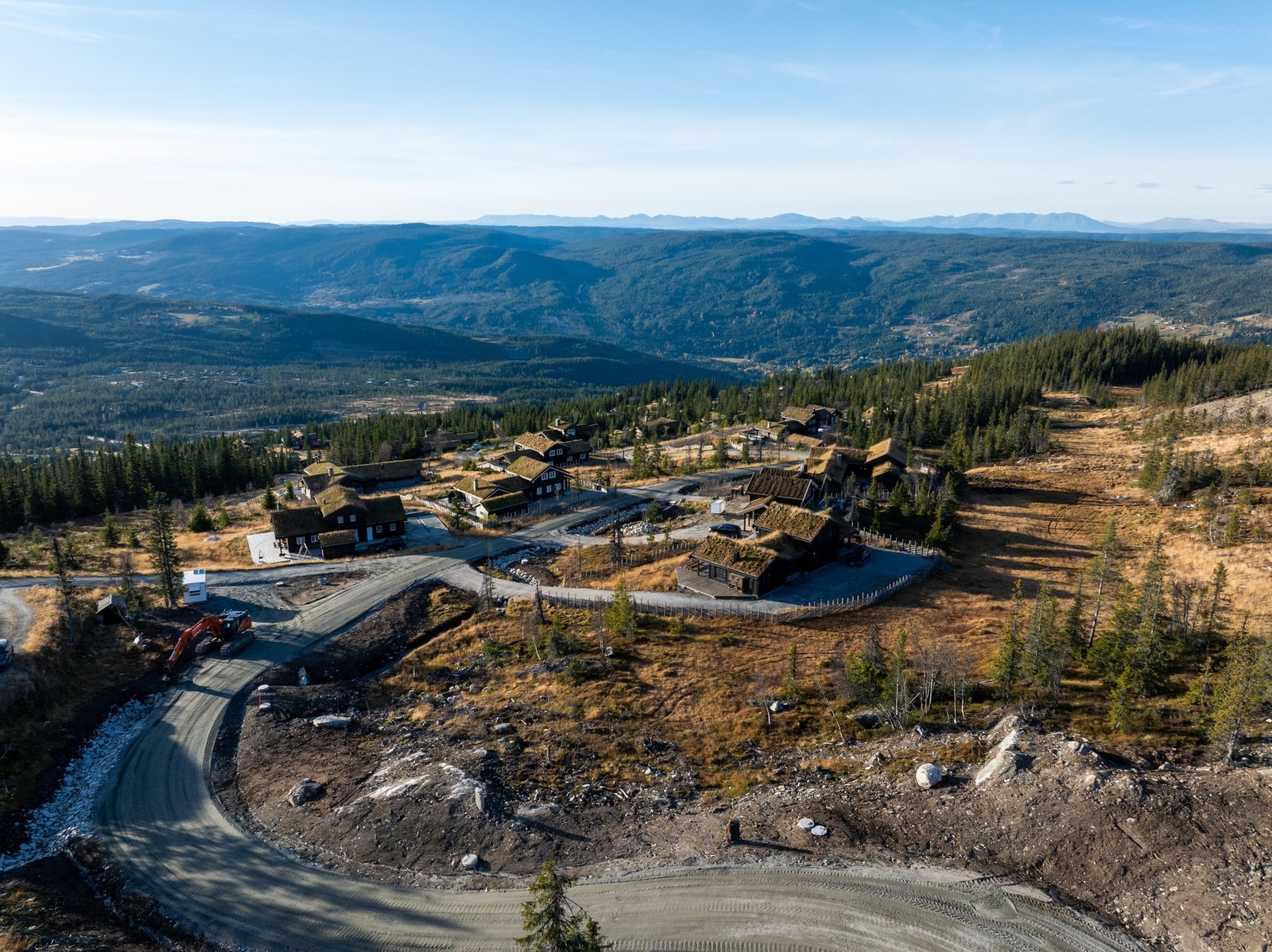 Fra eiendommen har man utsikt mot mange kjente fjelltopper, Bl.a. Hallingskarvet, Skogshorn og til og med Jotunheimen på godværsdager. Galleribilde