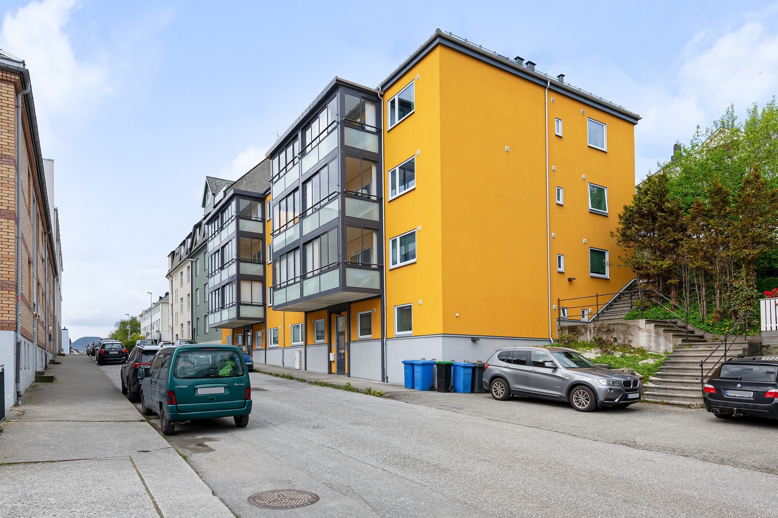 Leiligheten ligger sentralt i et oppgradert og veldrevet borettslag. Galleribilde