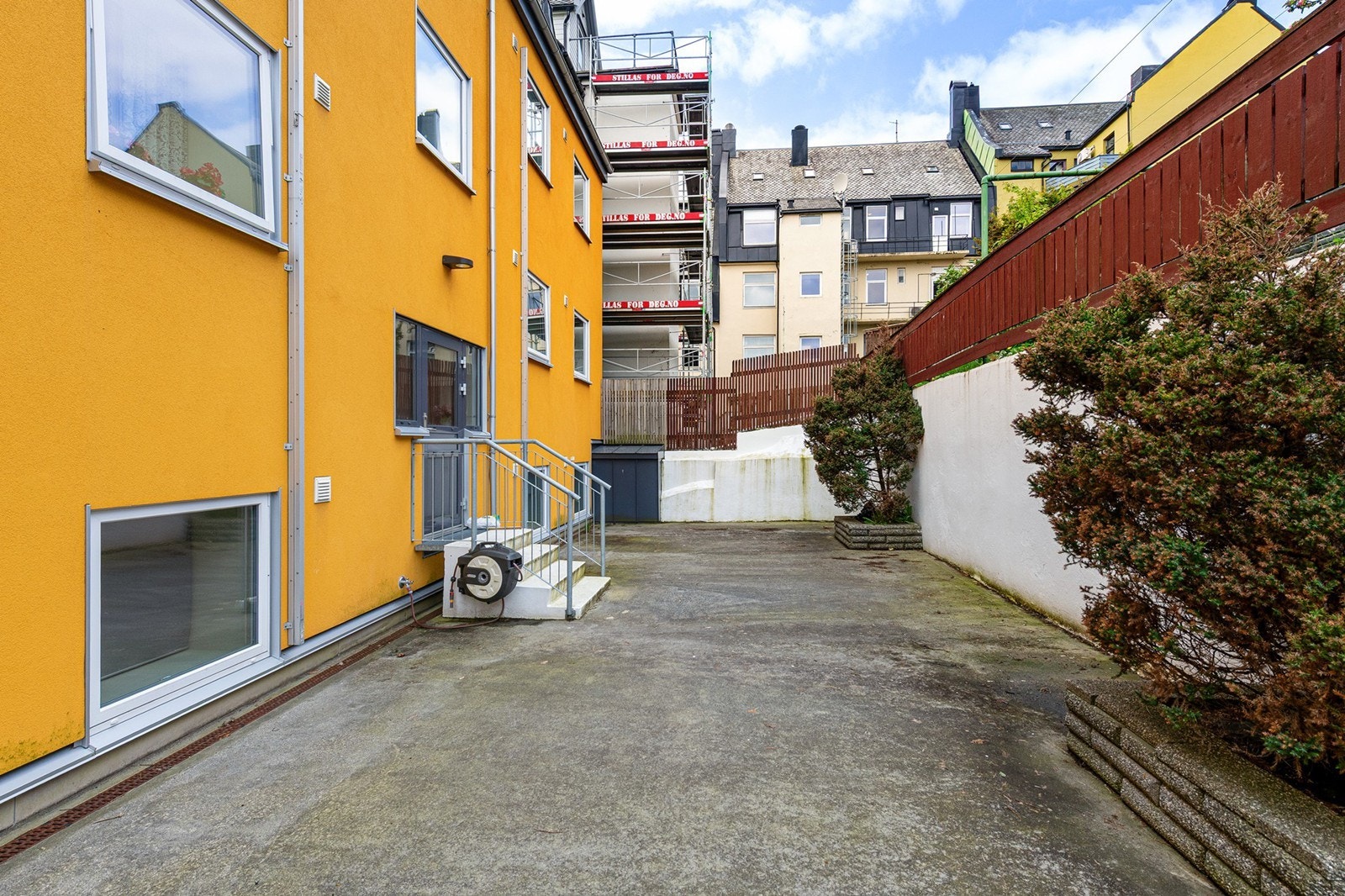 Bakgård. Galleribilde