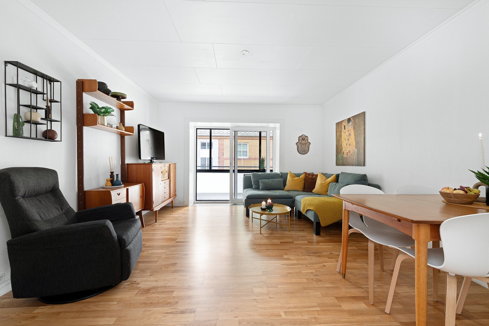 Lys og åpen stue med lun vedovn. Galleribilde