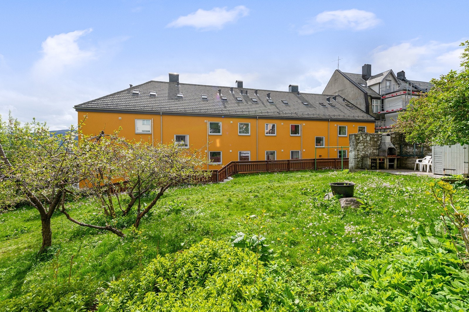 Hage med felles uteområde. Galleribilde