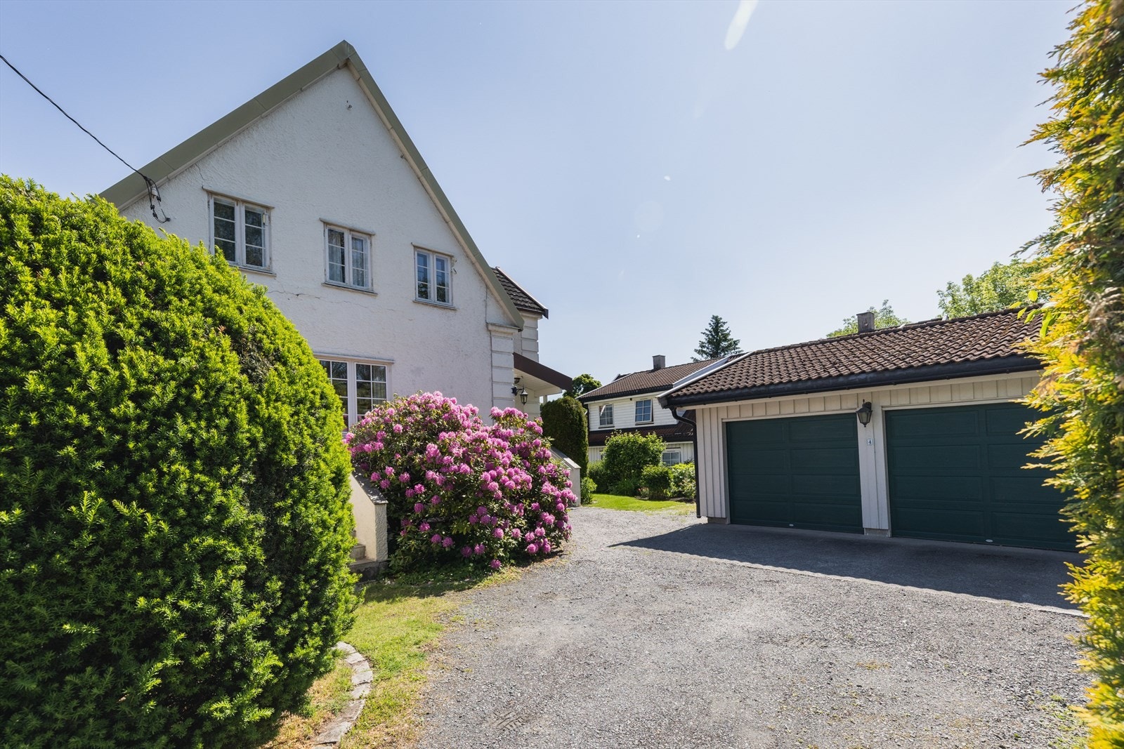 Garasjen er sameie med nabo som disponerer etasjen under. Galleribilde