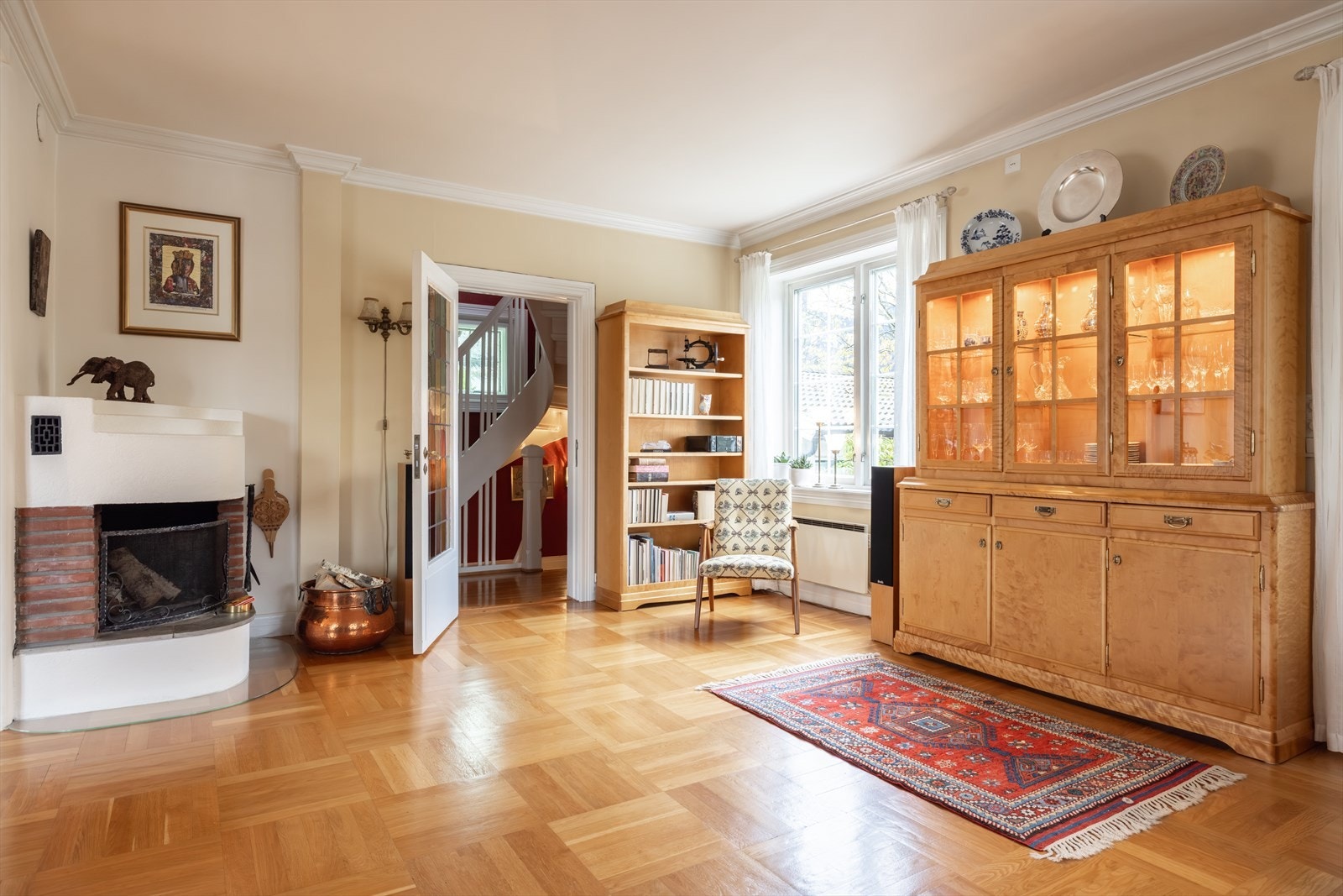 Boligen har to ildsteder - klebersteinsovn i spisestue og åpen peis i stue. Galleribilde