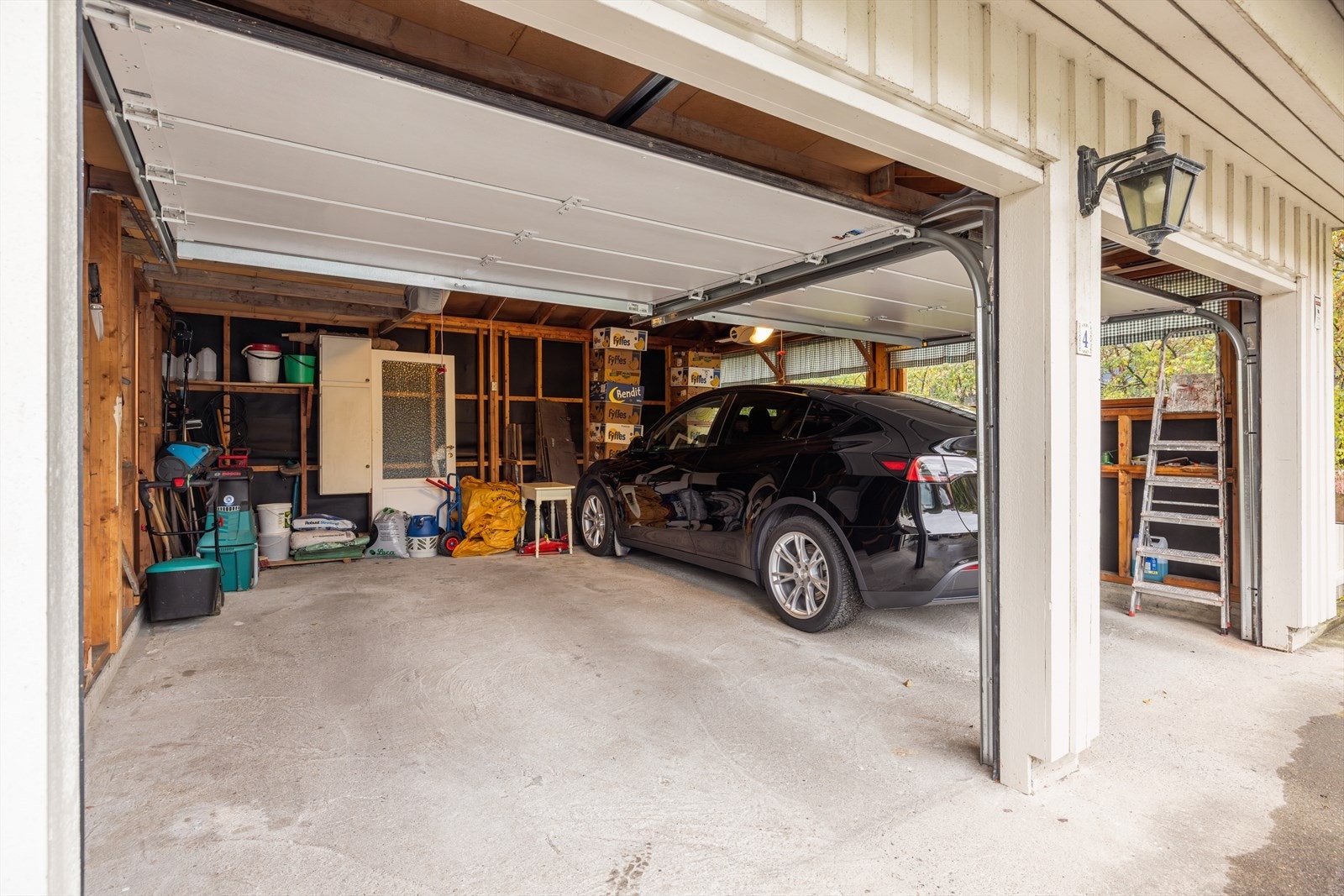 Dobbelgarasje med elbil-lader og lagringsloft. Galleribilde