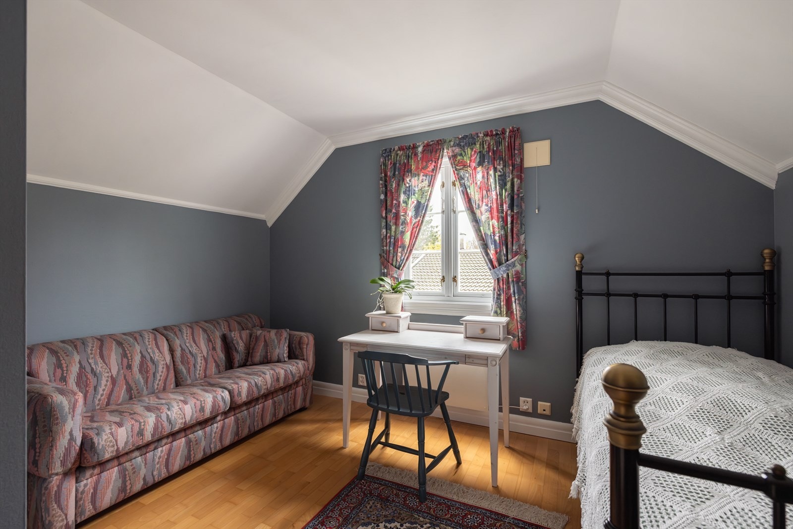 Soverom 2 har god plass til seng, skrivebord og garderobe. Galleribilde