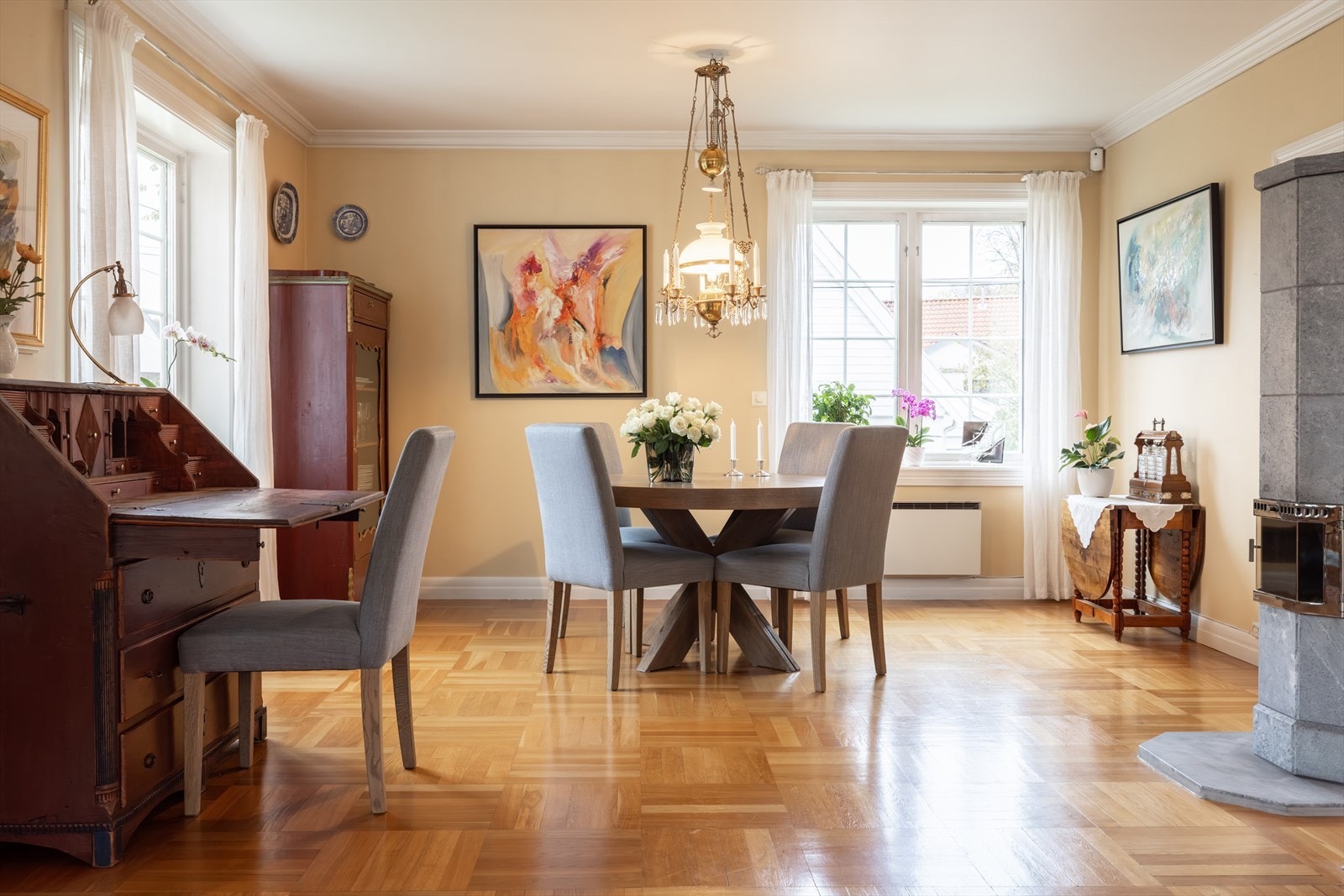 God plass til spisebord og plass til gjester og selskapeligheter. Galleribilde