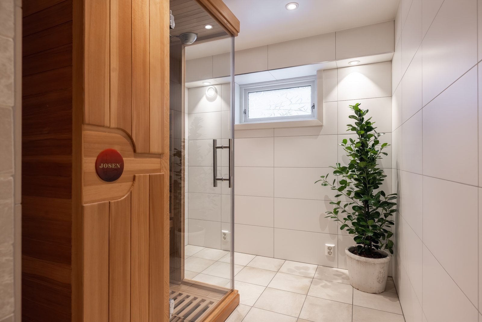 Infrarød badstue i innerste delen av badet i kjelleren. Galleribilde