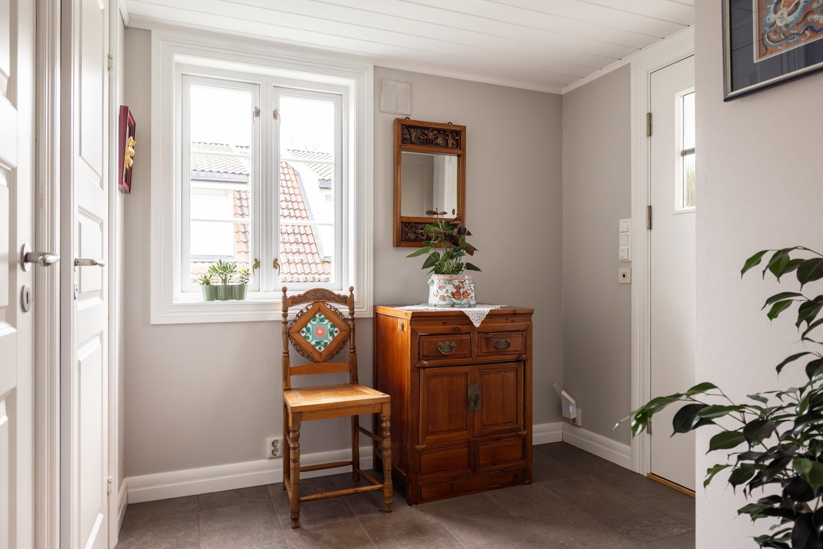 Flislagt entré. Galleribilde