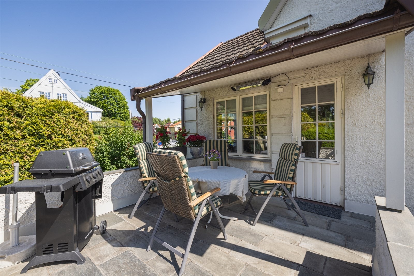 Vestvendt terrasse på 14 m² i betongkonstruksjoner. Galleribilde