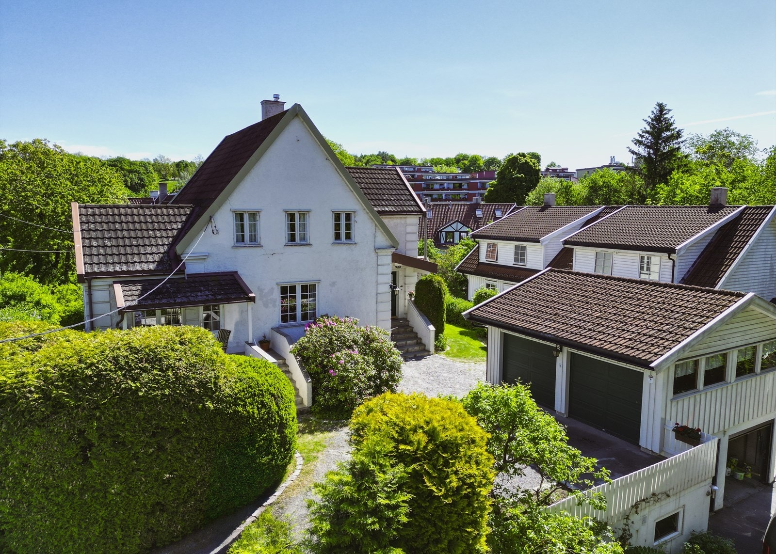 Boligen har en sentral, men likevel tilbaketrukket og meget barnevennlig beliggenhet på Skøyen/Hoff. Galleribilde