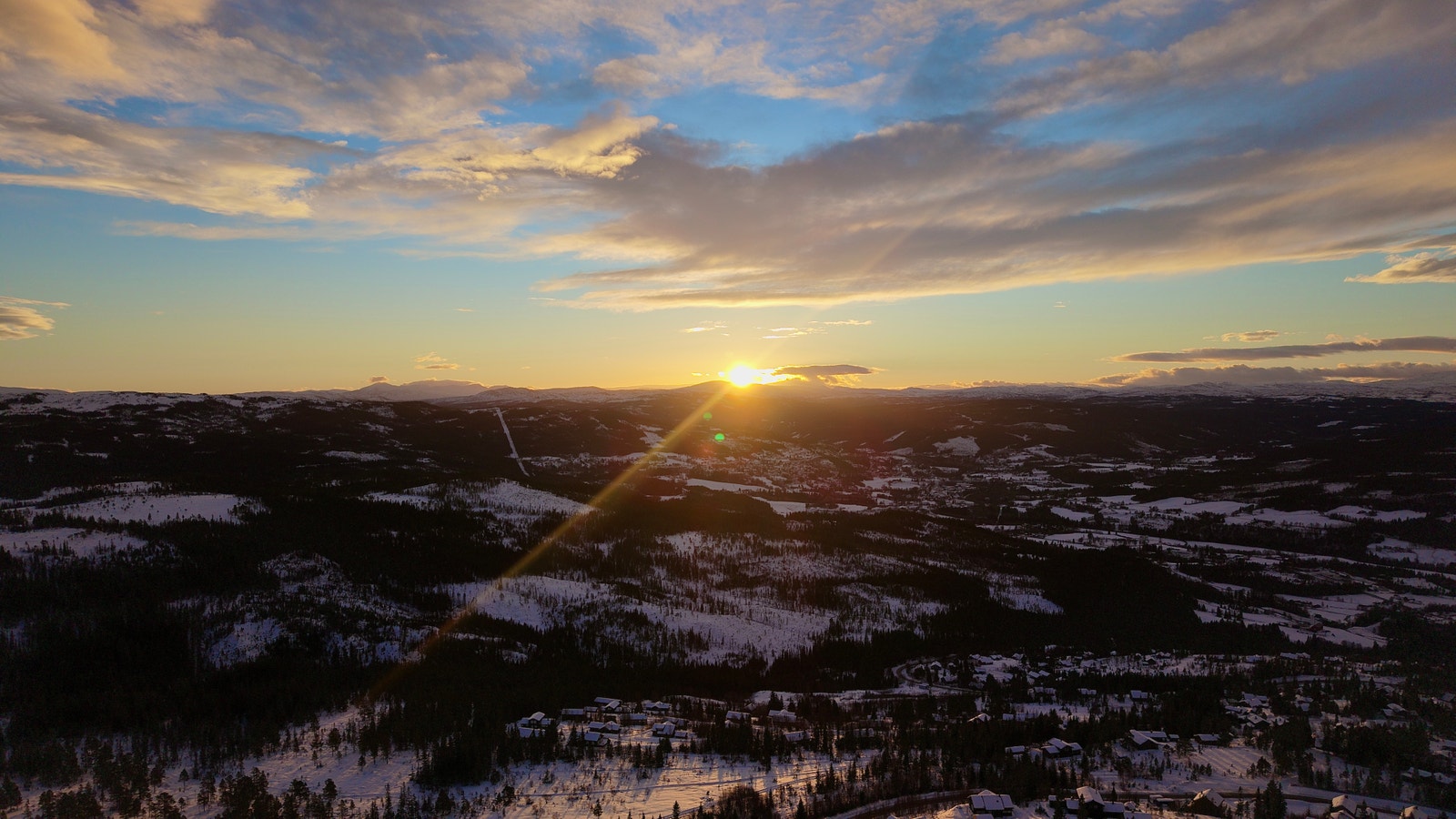 Feltet ligger vestvendt, med gode solforhold og utsikt mot fjell og dal. Galleribilde