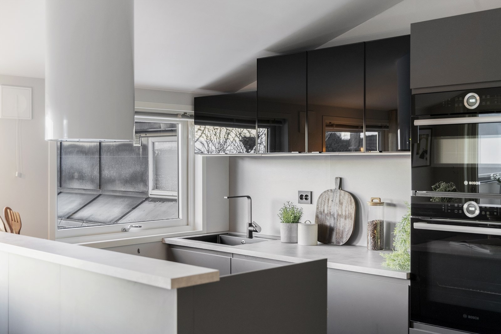 Kjøkkeninnredningen var ny i 2020 og er praktisk utformet med en sosial sone. Over kjøkkenøyen finner du en fritthengende sylinderformet ventilator fra Eico - en designperle i rommet! Galleribilde