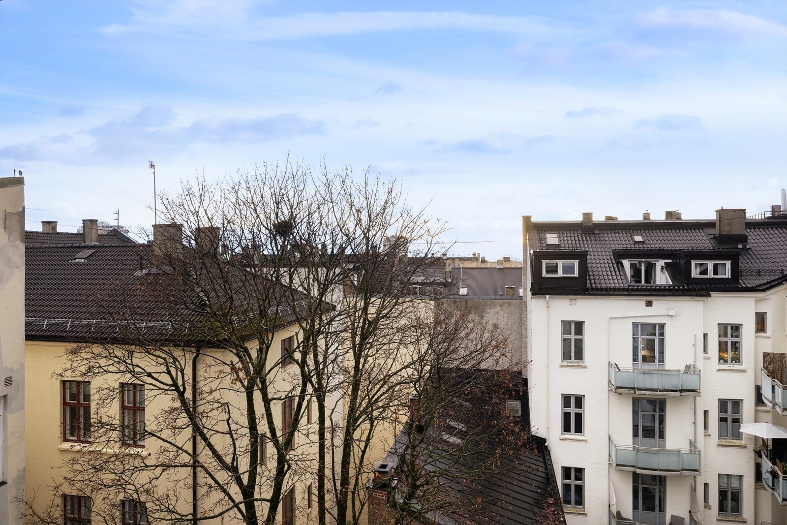 Boligen ligger høyt og fritt til, med gode utsiktsforhold. Galleribilde