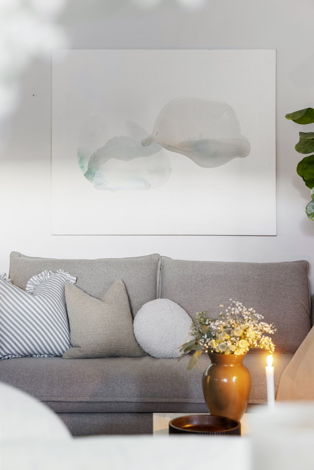 Store flater gir gode soner for både sofagruppe og spiseplass. Elektrisk varmefolie i gulv. Galleribilde