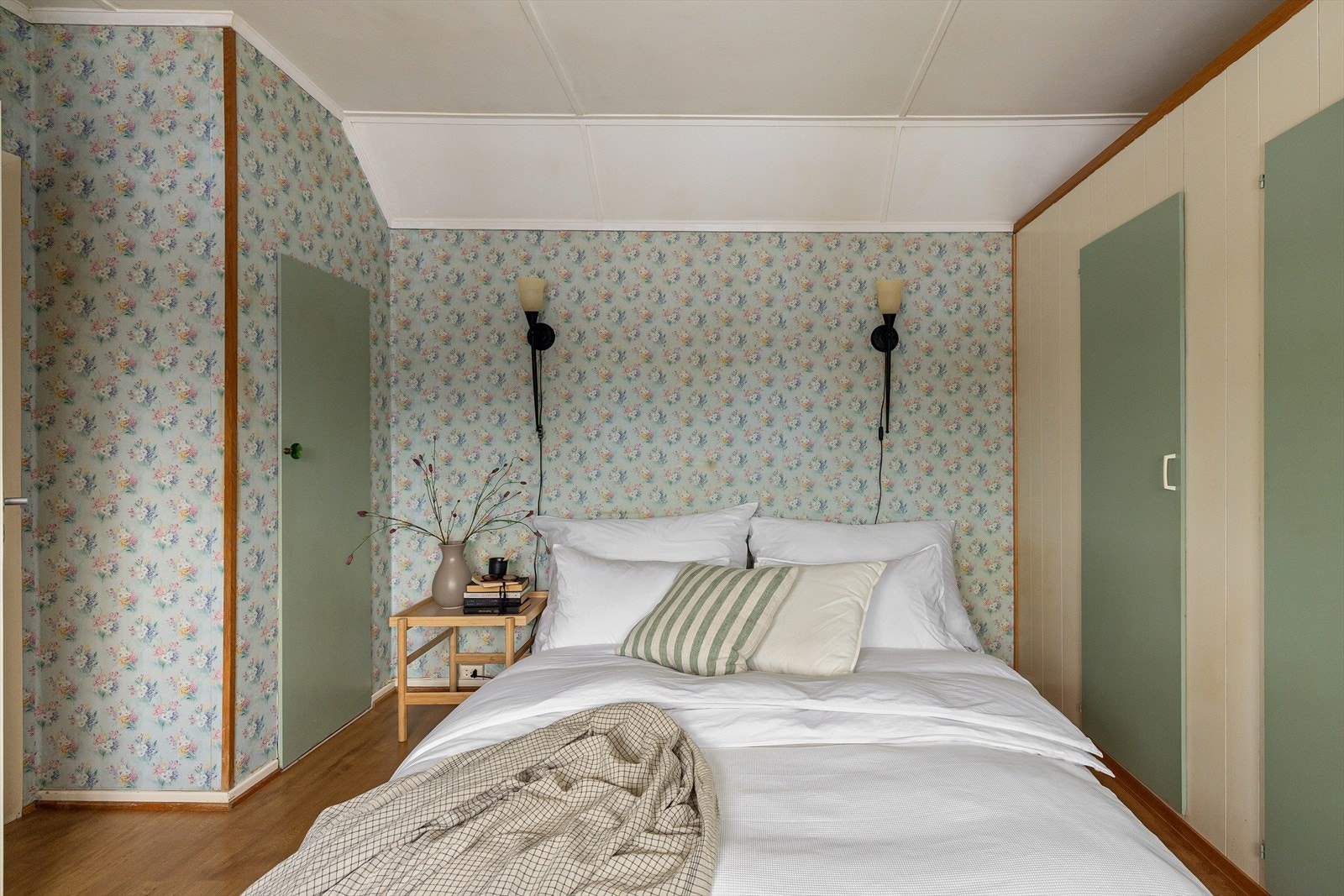 Hovedsoverom med garderobeskap langs vegg. Skapløsningen gir god oppbevaringsplass. Galleribilde