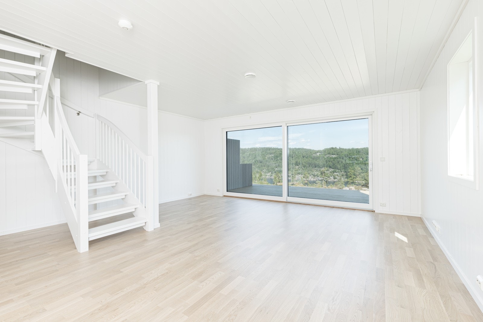 I første etasje er det åpen løsning med stue og kjøkken. Galleribilde