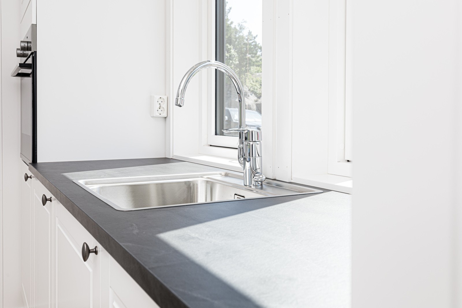 Et lite vindu gir godt med dagslys inn på kjøkkenbenken. Galleribilde