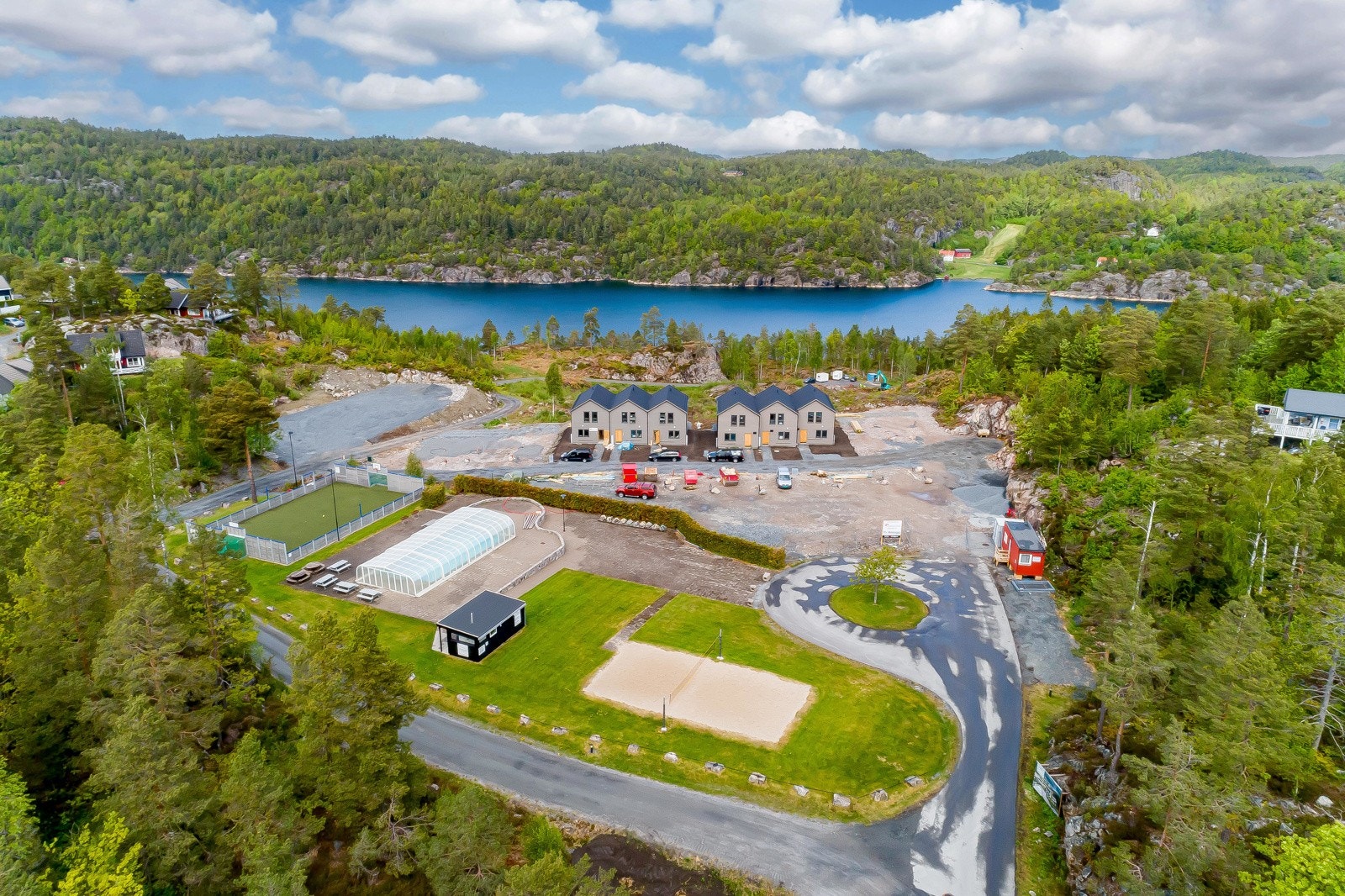 På området er det muligheter til å bade i bassenget, spille fotball eller volleyball. Galleribilde