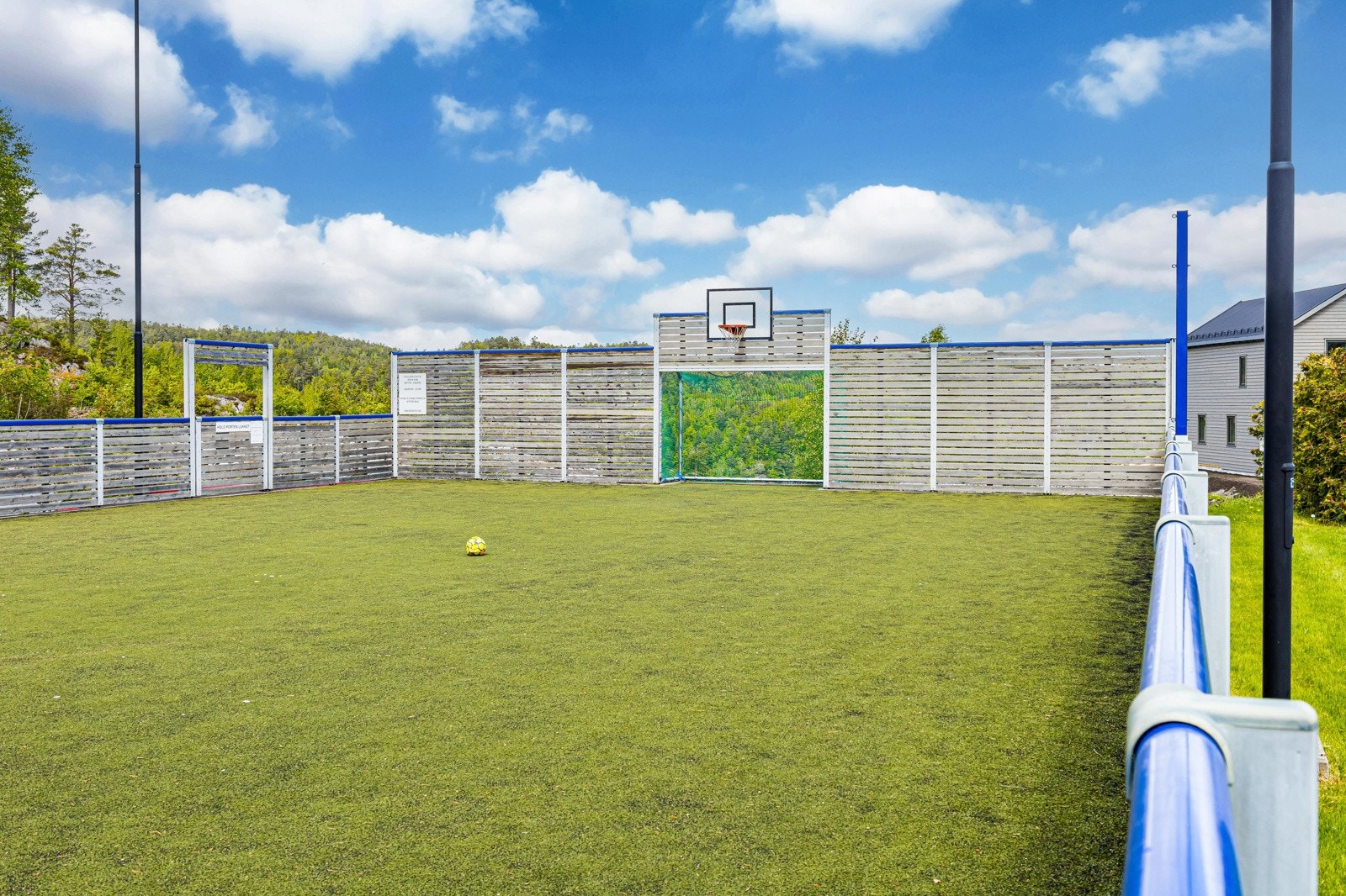 Balløkke med mulighet for fotball, basket og annet ballek. Galleribilde
