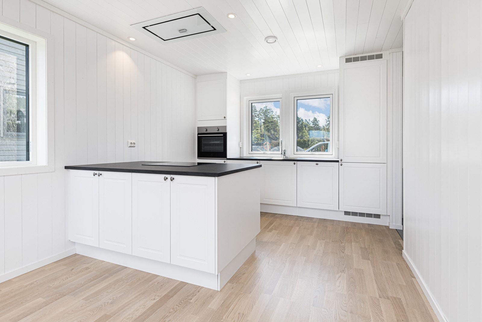 Her er induksjonstoppen i halvøya slik at man kan delta i hyggelige, sosiale sammenkomster mens man lager mat. Galleribilde