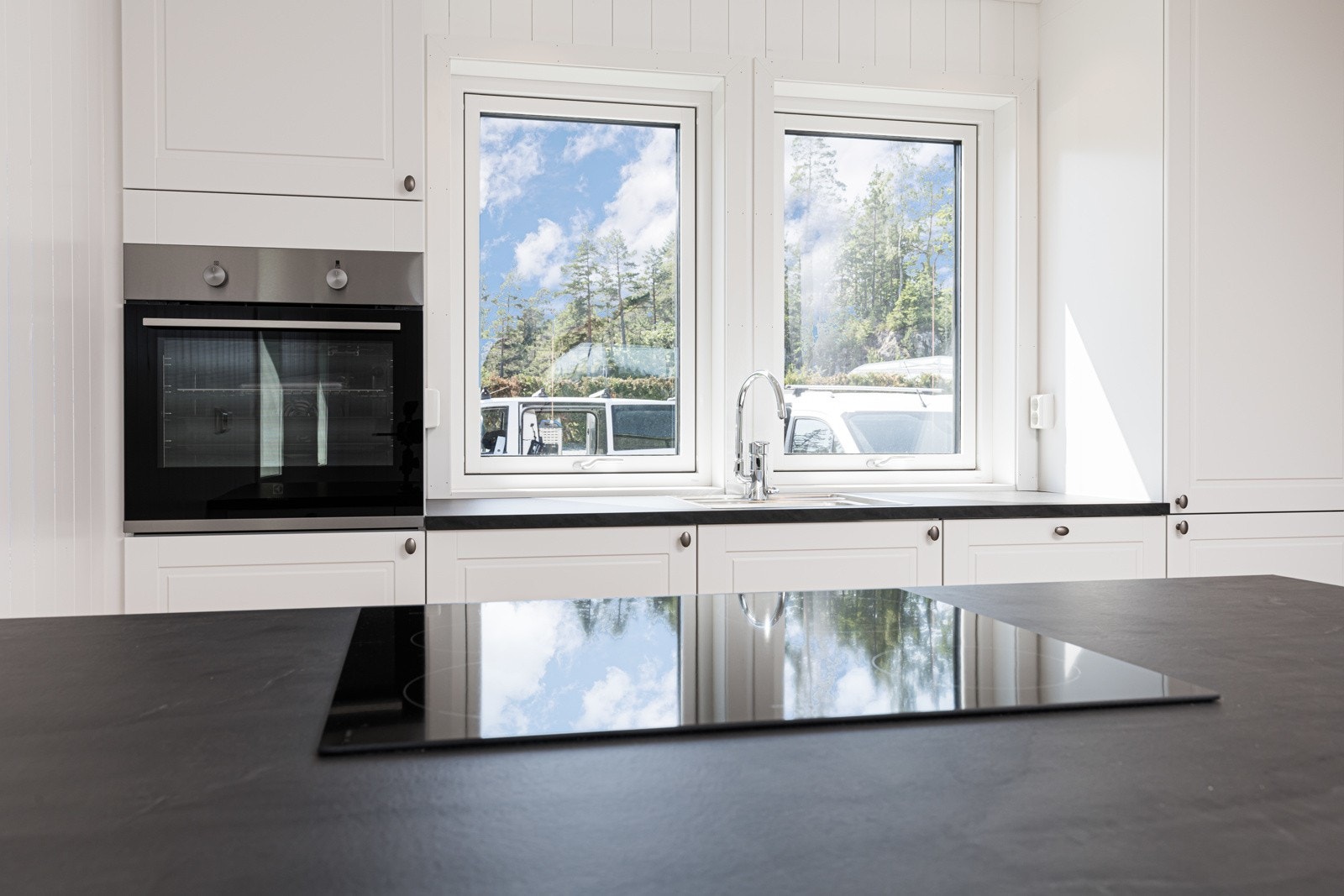 Her er induksjonstoppen i halvøya slik at man kan delta i hyggelige, sosiale sammenkomster mens man lager mat. Galleribilde