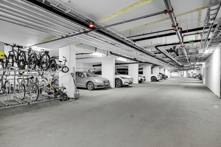 I parkeringsanlegget er det mulig å parkere private biler, eller booke delebil fra Hyre dersom man ikke har bil. Galleribilde