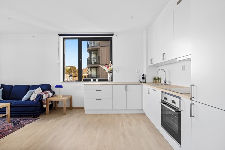 Gulvet er belagt i en lekker trestavs parkett. Galleribilde